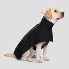 Chien portant un imperméable confort pour chien noir avec col montant Oscar et Plume
