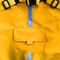 Charger l'image dans la visionneuse de la galerie, Imperméable pour chien avec capuche en jaune, résistant à l'eau avec des gouttes visibles
