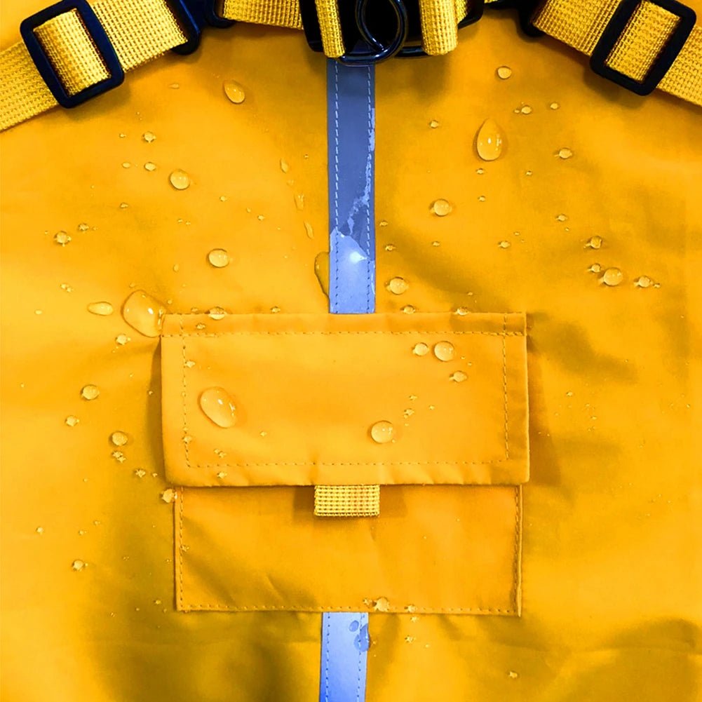Imperméable pour chien avec capuche en jaune, résistant à l'eau avec des gouttes visibles