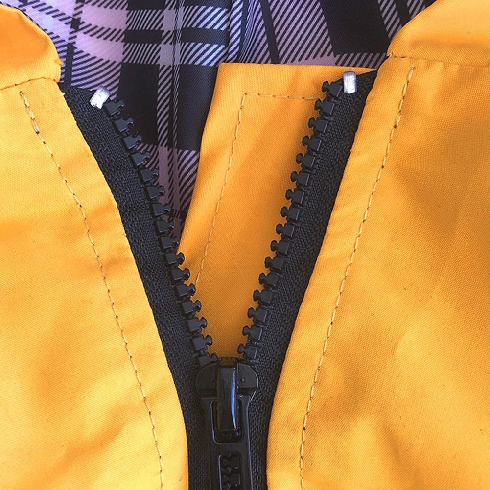 Détail de la fermeture éclair de l'imperméable pour chien avec capuche en tissu jaune