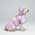 Charger l'image dans la visionneuse de la galerie, Imperméable pour chien avec capuche en rose pour garder votre animal au sec et stylé
