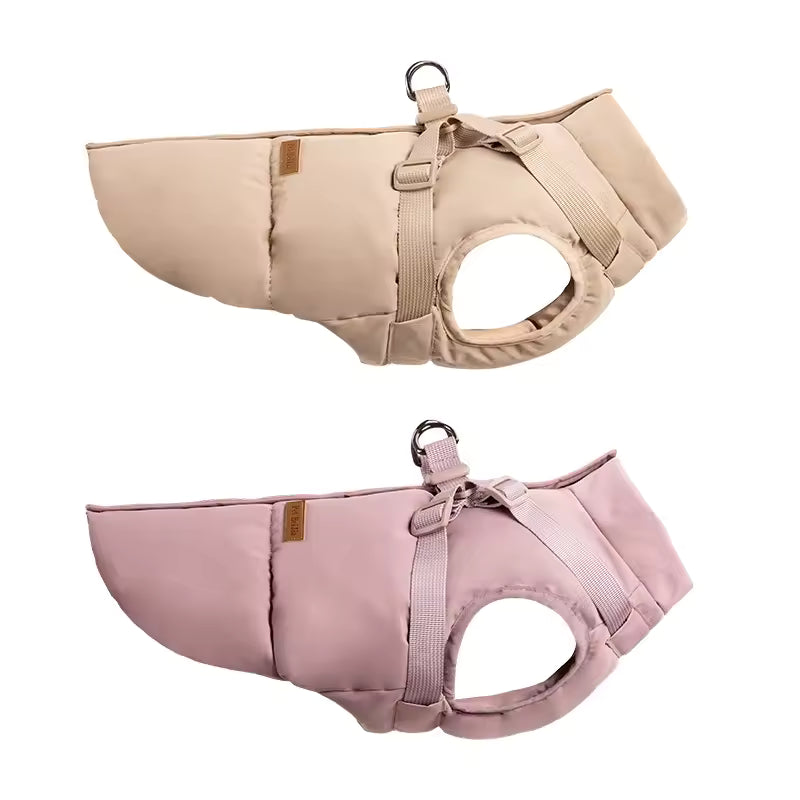 Deux imperméables pour chien avec harnais en beige et rose de la marque Oscar et Plume