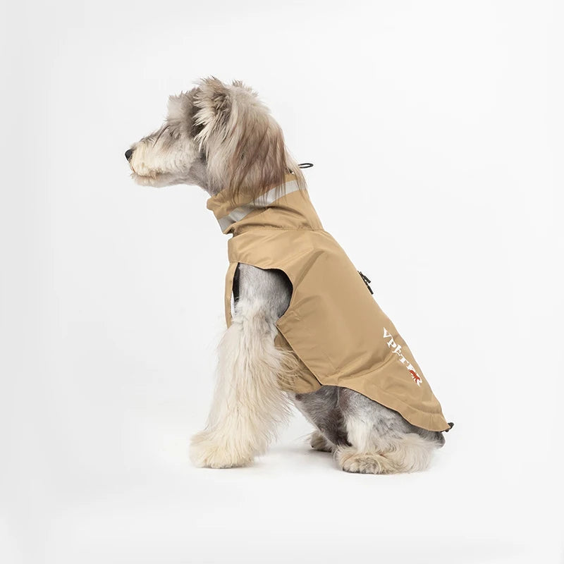 Imperméable pour chien beige d'Oscar et Plume, idéal pour garder votre animal au sec lors de la pluie