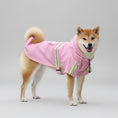 Carica l'immagine nel visualizzatore della galleria, Chien Shiba Inu portant un imperméable pour chien rose avec des bandes réfléchissantes
