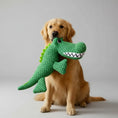 Load image into Gallery viewer, Chien Golden Retriever tenant un jouet crocodile pour chien en peluche verte, idéal pour le jeu.
