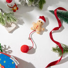 Jouet de Noël pour chat représentant un bonhomme en pain d'épices avec un grelot et une boule en feutre
