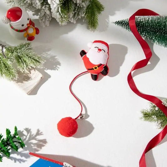 Jouet de Noël pour chat avec un mini Père Noël et une boule rouge suspendue, parfait pour les fêtes