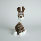 Jouet doux pour chien en peluche brun et blanc avec formes texturées et grands yeux d'Oscar et Plume