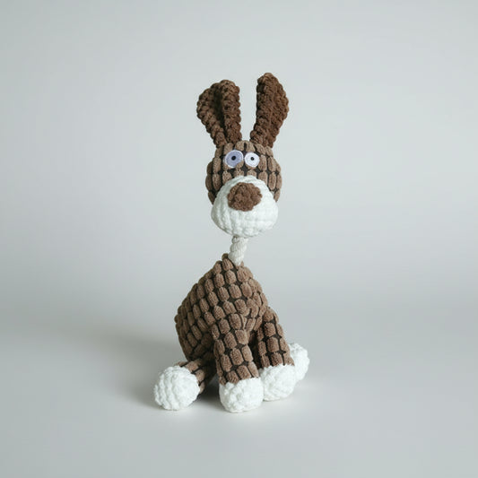 Jouet doux pour chien en peluche brun et blanc avec formes texturées et grands yeux d'Oscar et Plume