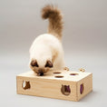 Charger l'image dans la visionneuse de la galerie, Chat jouant avec un jouet en bois pour chat naturel à plusieurs trous et forme de tête de chat
