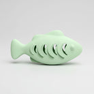 Jouet interactif pour chat en forme de poisson vert pastel avec découpes en forme d'arêtes