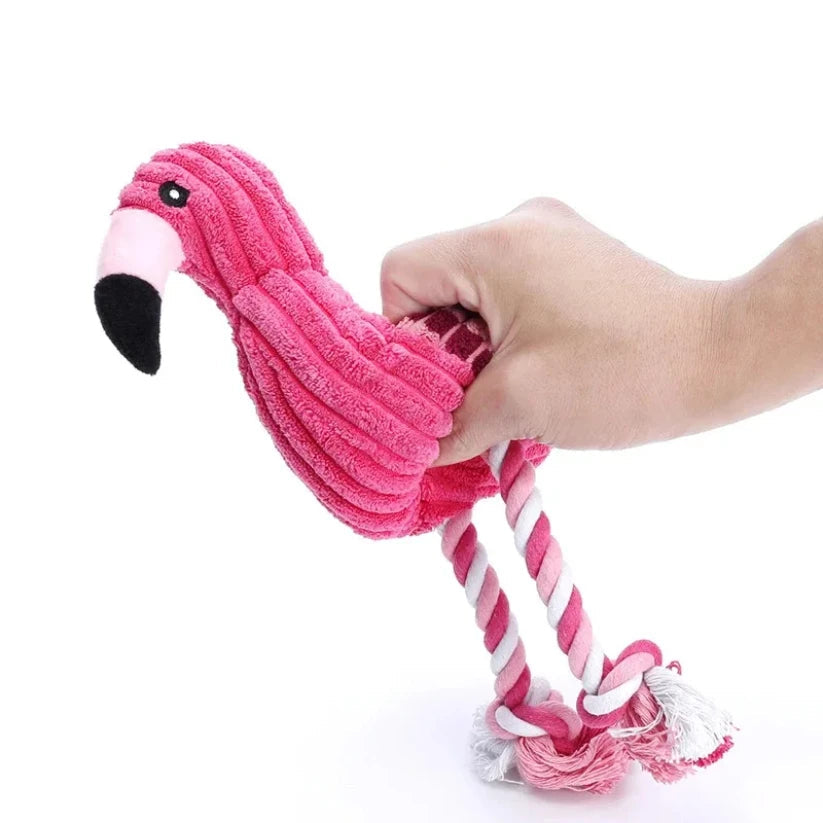 Jouet peluche pour chien en forme de flamant rose avec une texture douce et des parties en corde