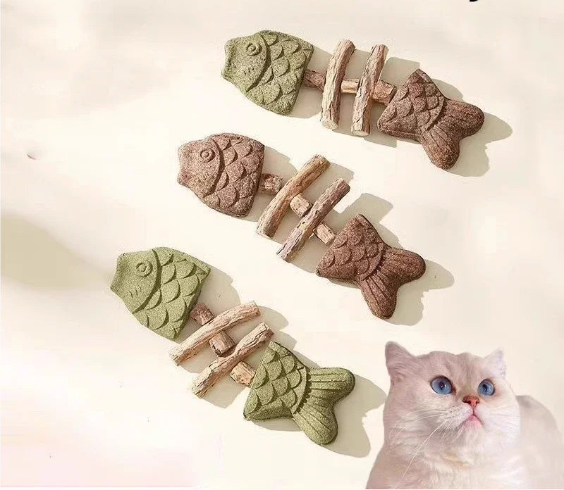 Jouet poisson pour chat en forme d'arbre avec des couleurs naturelles et des éléments en bois