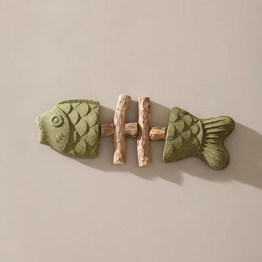 Jouet poisson pour chat en tissu vert avec des branches en bois pour un jeu amusant