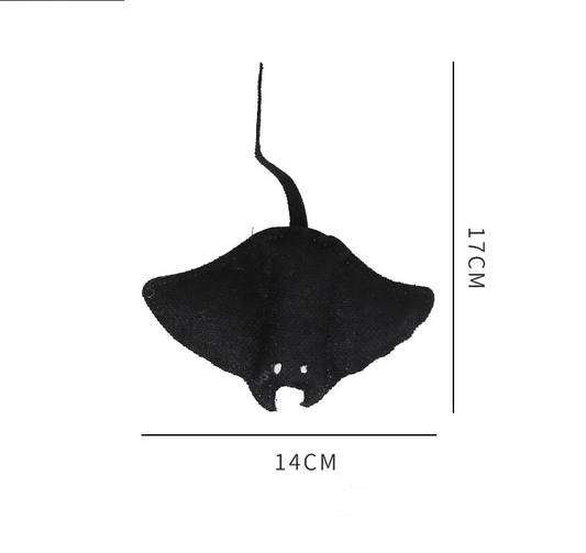 Jouet pour chat en forme de raie manta, noir, mesurant 14 cm x 17 cm pour le divertissement des félins