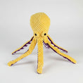 Carica l'immagine nel visualizzatore della galleria, Jouet sonore pour chien en forme de pieuvre jaune avec des tentacules pour le plaisir des animaux
