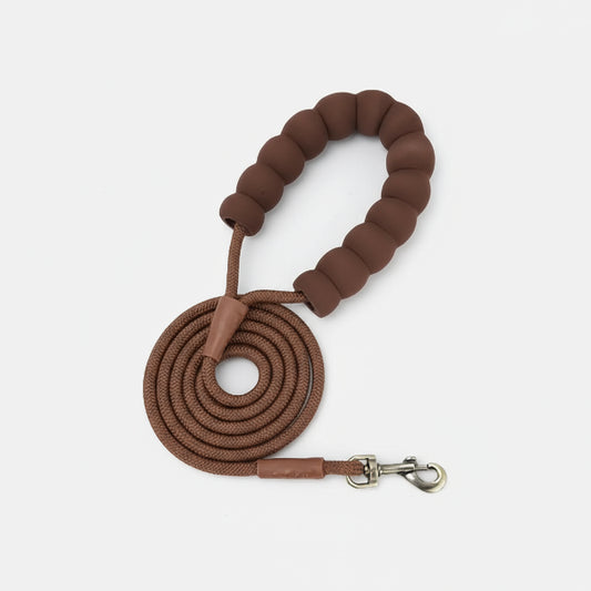 Oscar et Plume laisse pour chien marron avec poignée en perles rembourrées corde tressée et mousqueton métal