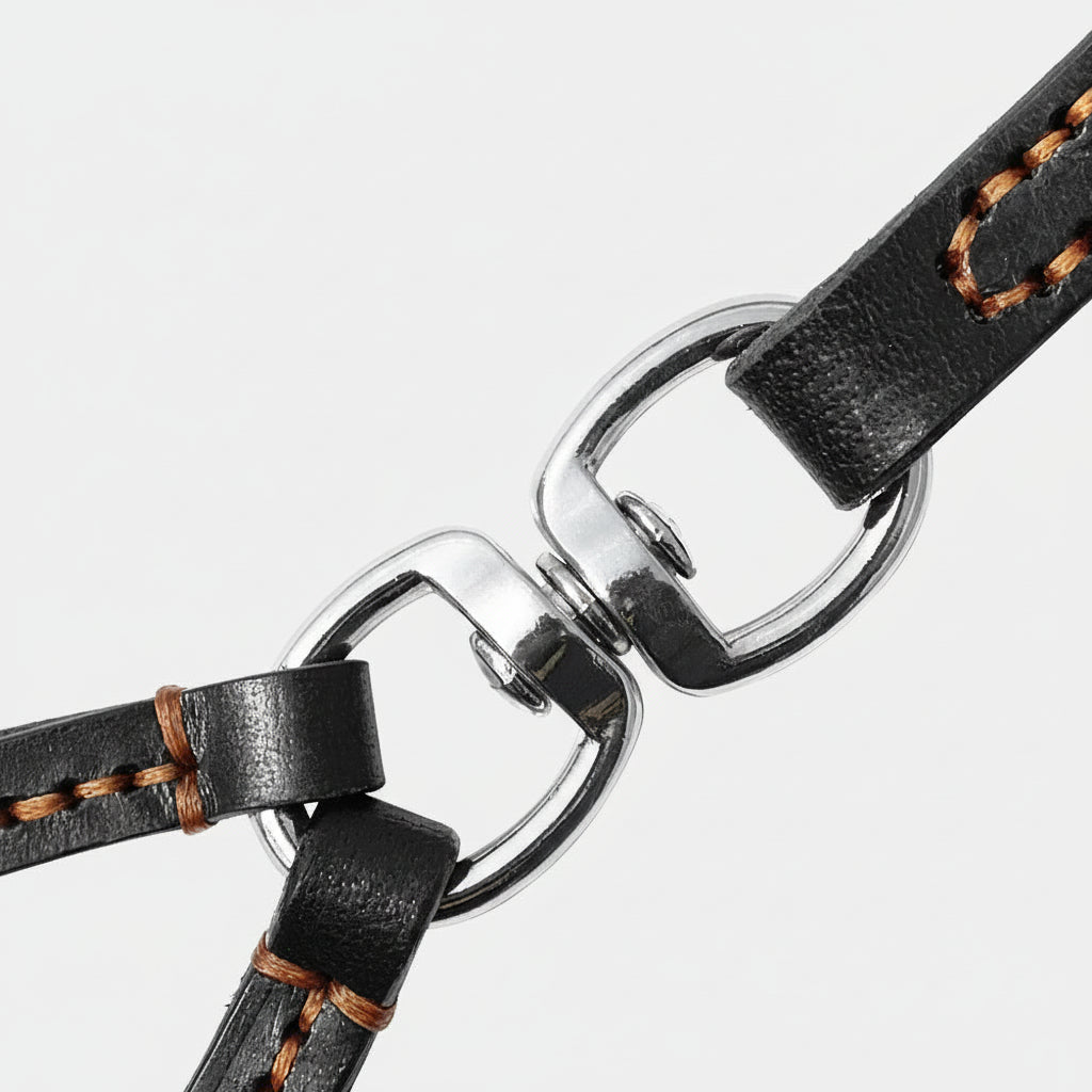 Détail d'une laisse double pour chien Oscar et Plume avec coutures en cuir et mousquetons en métal