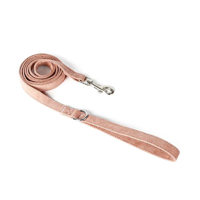 Laisse et harnais pour chien en rose doux, parfaite pour les promenades confortables