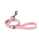 Laisse imperméable pour chien rose par Oscar et Plume avec mousqueton noir robuste