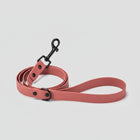 Laisse imperméable pour chien rose avec mousqueton noir et boucle de poignée confortable