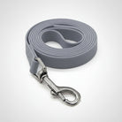 Laisse longue pour chien gris avec mousqueton métallique robuste de la marque Oscar et Plume