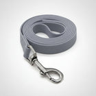 Laisse longue pour chien gris avec mousqueton métallique robuste de la marque Oscar et Plume