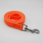 Laisse longue pour chien orange avec attache métallique résistante de la marque Oscar et Plume