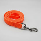Laisse longue pour chien orange avec attache métallique résistante de la marque Oscar et Plume