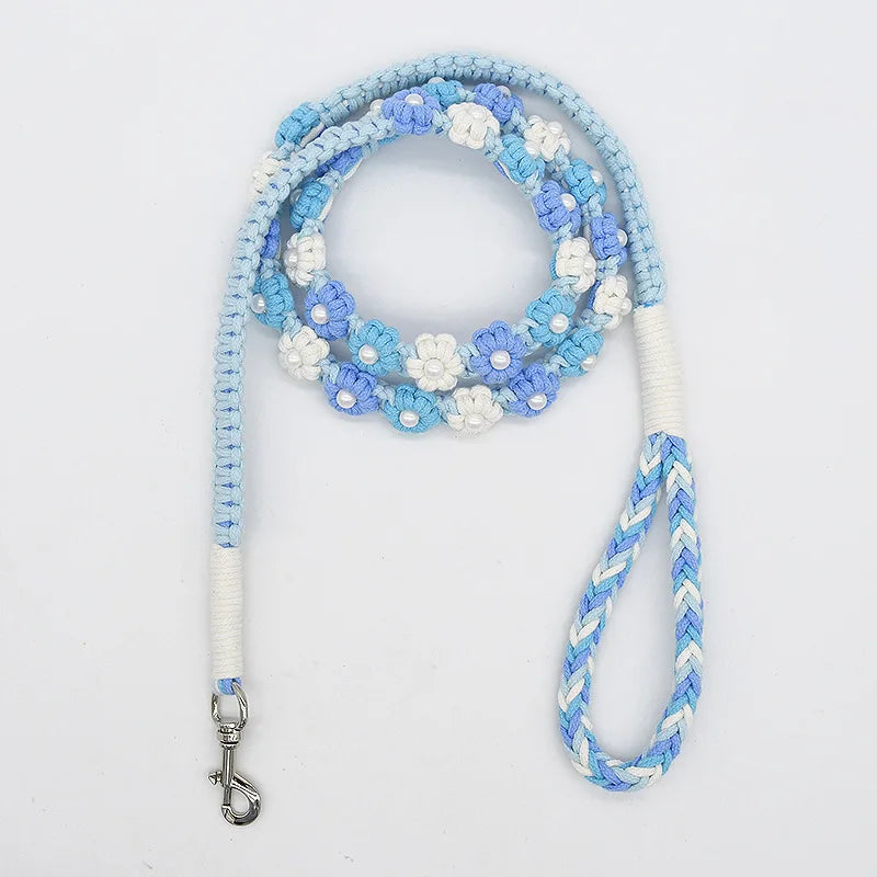 Laisse pour chien en coton tissée avec des fleurs bleues et blanches pour des promenades stylées