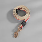 Laisse pour chien tissu couleur beige avec bandes rouges et blanches et attache métallique dorée