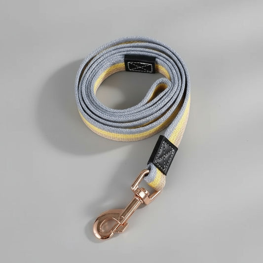 Laisse pour chien tissu grise et jaune avec mousqueton en métal doré par Oscar et Plume