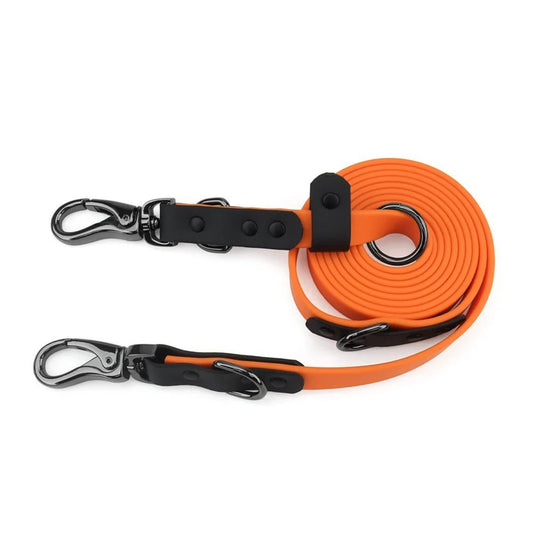 Laisse réglable chien en orange, robuste et idéale pour les promenades en extérieur.