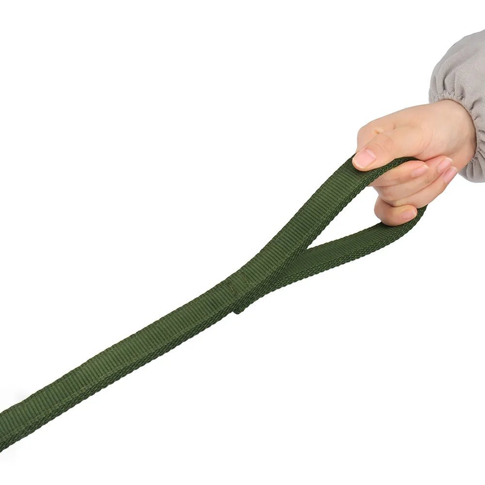 Main tenant une laisse résistante pour chien de couleur verte avec une poignée confortable