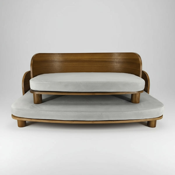 Lit canapé en bois pour chat avec coussins gris et structure en bois courbé par Oscar et Plume