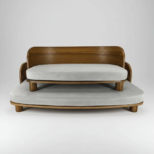 Lit canapé en bois pour chat avec coussins gris et structure en bois courbé par Oscar et Plume