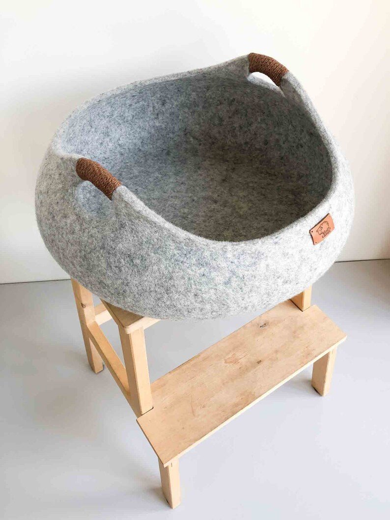 Lit confort chat et chien gris en feutre avec poignées marron sur support en bois clair