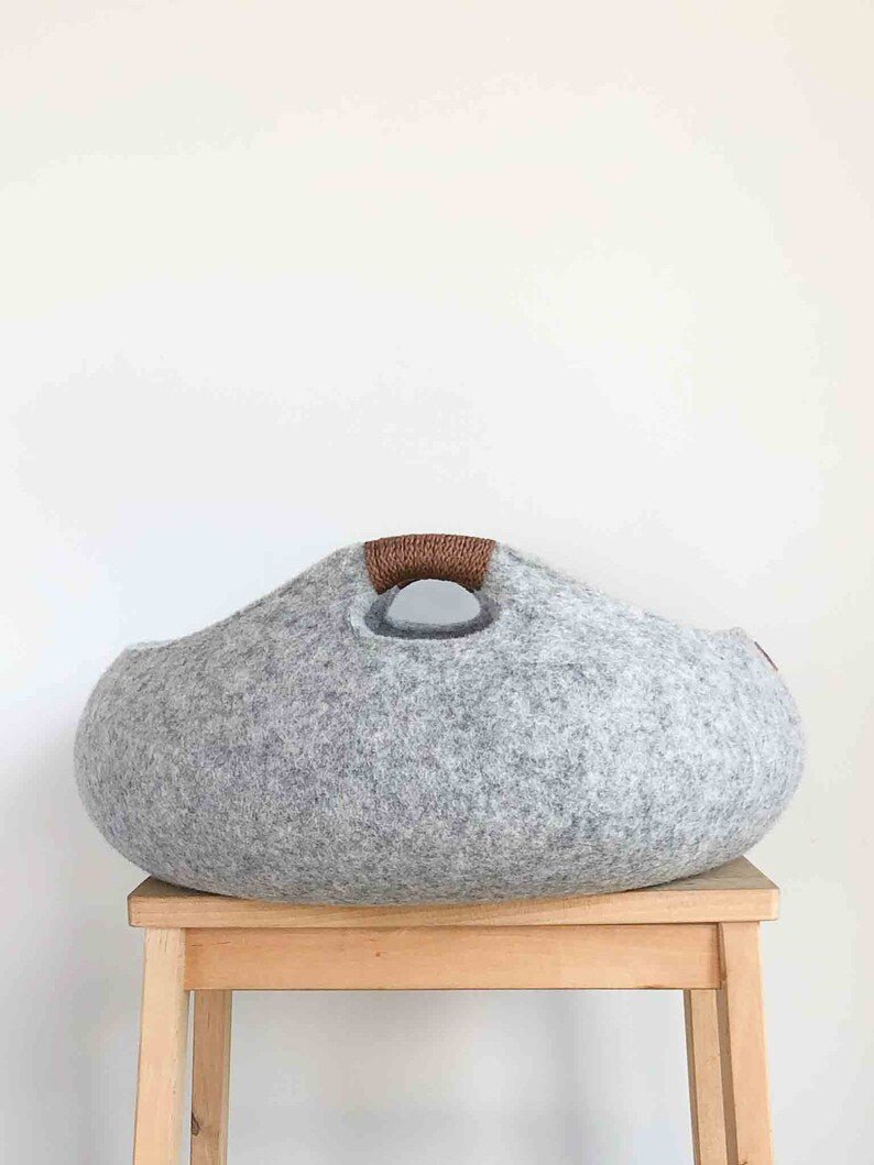 Lit confort chat et chien gris en feutre avec poignée en corde par Oscar et Plume