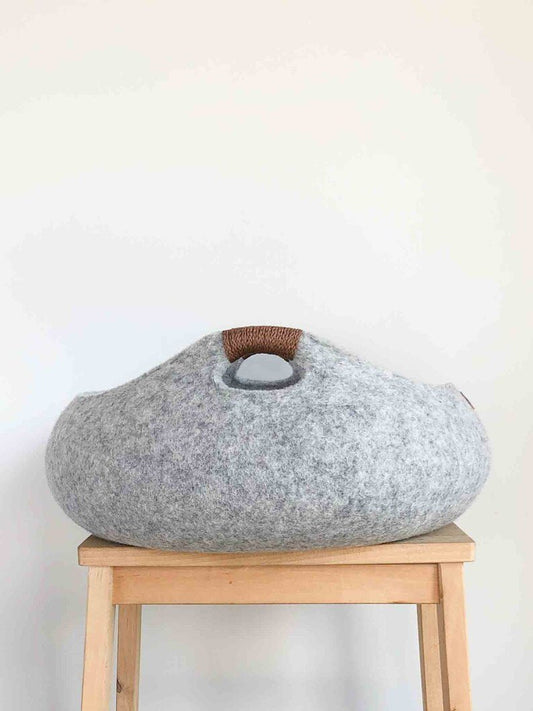 Lit confort chat et chien gris en feutre avec poignée en corde par Oscar et Plume