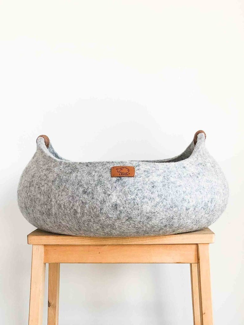 Lit confort chat et chien gris en feutre doux de la marque Oscar et Plume posé sur une chaise en bois