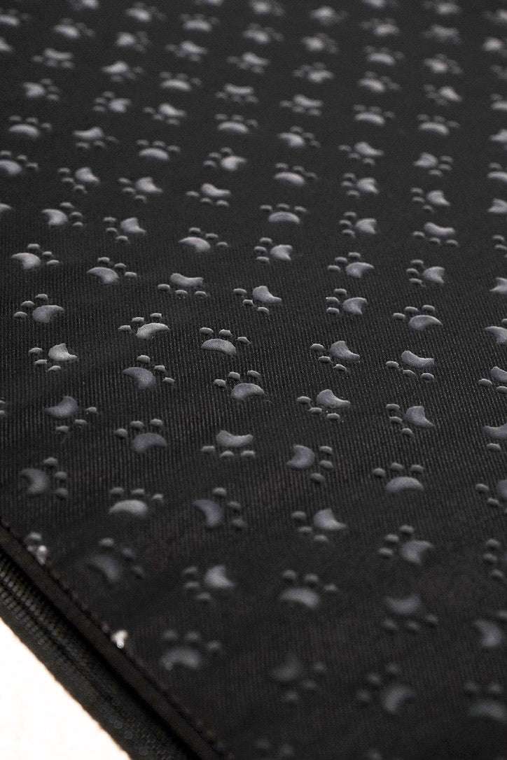 Surface antidérapante noire avec petits motifs pattes pour lit design pour chien Oscar et Plume
