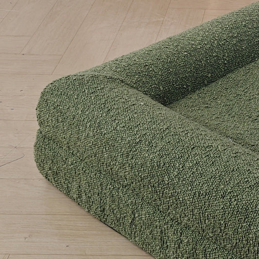 Lit design pour chien vert en tissu texturé confortable sur sol en parquet clair