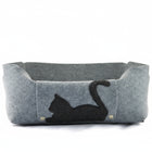 Lit douillet pour chat en feutre gris avec silhouette de chat sur le côté