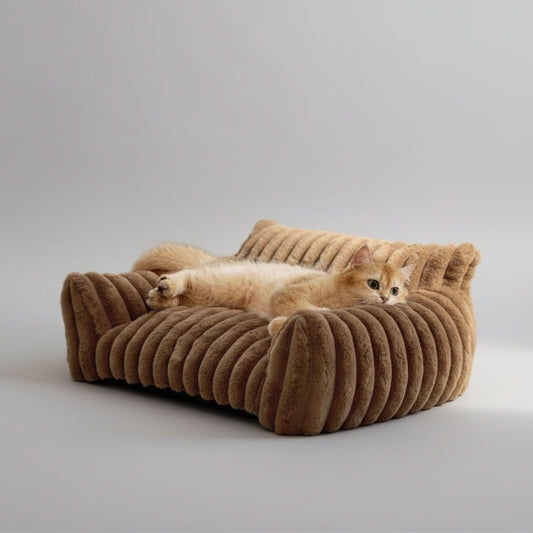 Chat allongé sur un lit doux pour chat marron en velours côtelé dans un intérieur cosy