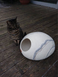 Load image into Gallery viewer, Lit grotte pour chat en feutrine Oscar et Plume
