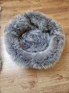 Lit peau de mouton chien gris rond de la marque Oscar et Plume pour un confort douillet
