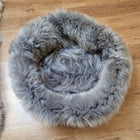 Lit peau de mouton chien gris rond de la marque Oscar et Plume pour un confort douillet