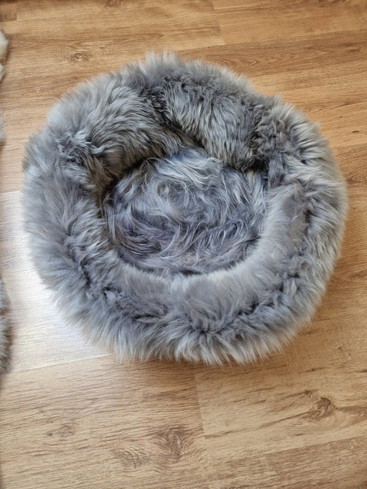 Lit peau de mouton chien gris rond de la marque Oscar et Plume pour un confort douillet