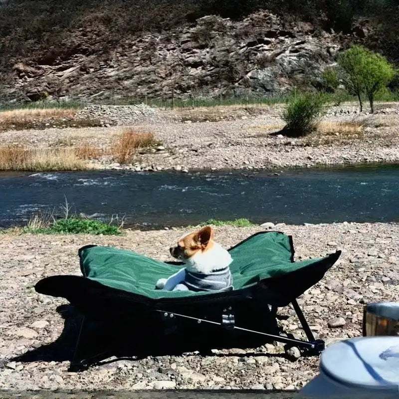 Lit pliable pour chien Oscar et Plume avec coussin vert pour un confort optimal en plein air