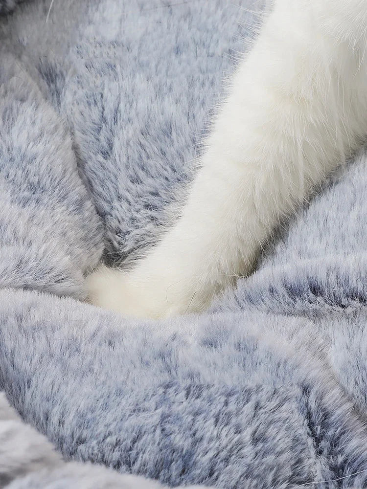 Lit pour chat doux et confortable en tissu pelucheux avec un design bleu apaisant